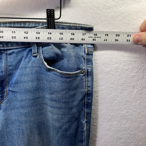 Old Navy Kicker Bootcut Mid Rise Jeans Womens 12 Blue Denim Stretch Faded 2124 - Picture 4 of 9